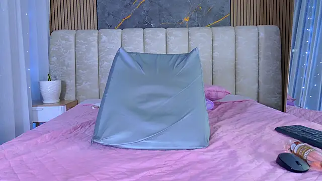 mia_scot webcam