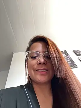Pretty__Milf webcam