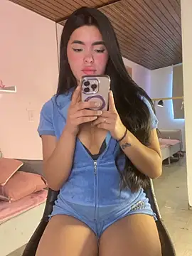 LunaMoore_Pink webcam