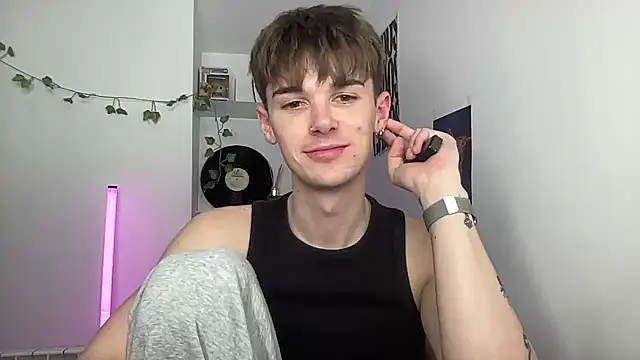 YourMilkyGuy webcam