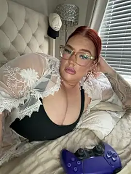 CurvyGirlMyla webcam
