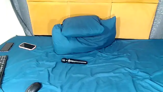 HugeTitisxx webcam