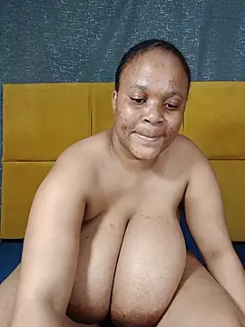 HugeTitisxx webcam