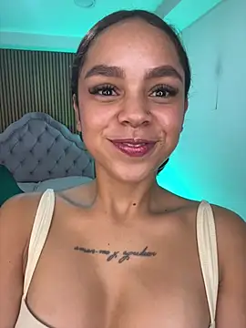 CarolineFyre webcam
