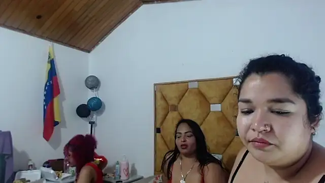 HOTTGIRLSCURVYS webcam