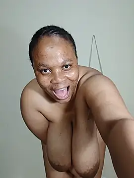 HugeTitisxx webcam