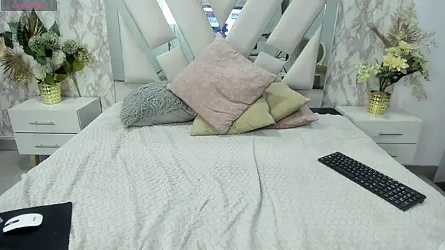 MiaPeach_ webcam