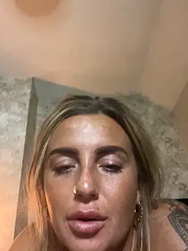 CharlottemilfUKx live sex cam