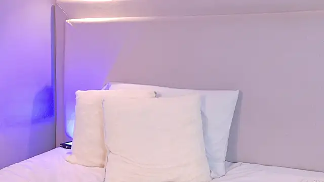 NaomiKlarc webcam