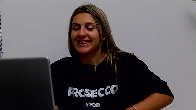 NicolePlay webcam