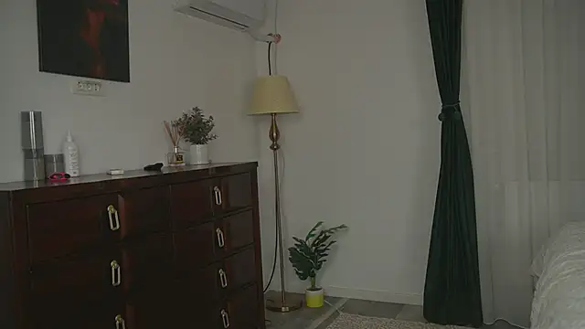 alyonaqueen_ (F young) - Undress me fully