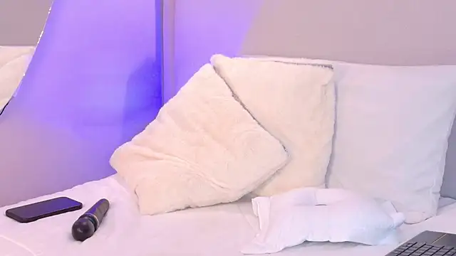 NaomiKlarc webcam