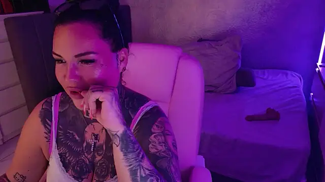 _MelinaCurves_ webcam
