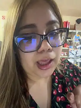 nyramoon (F young) - Flash boobs