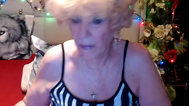 HappyWomanOn webcam