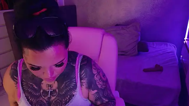 _MelinaCurves_ webcam