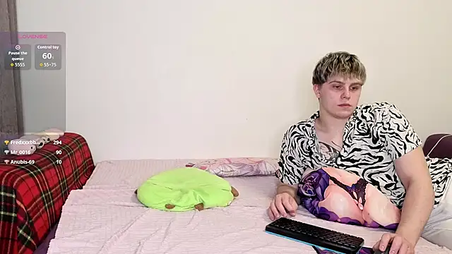 Emily_and_Ilumi webcam