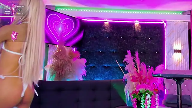 Queens_Wonders_Blonders webcam