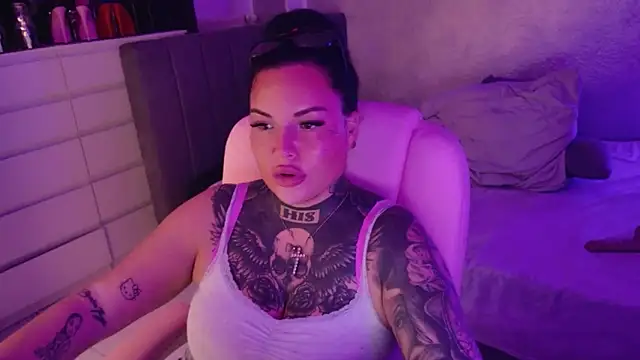 _MelinaCurves_ webcam