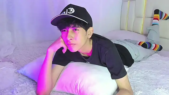 julian_xx (M twink) - Walk my body with your cock