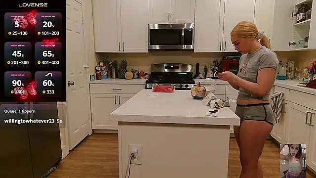 Blondiewithanass webcam