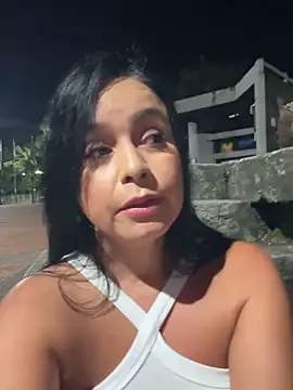 _kathalopez_ (F milf) - Fingers inside pussy in the park