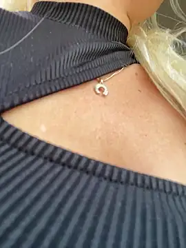 merlindave (F young) - Finger pussy/naked💦💦😋✌️
