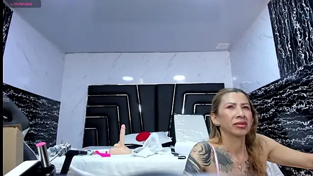 Ladyy_Scarlett webcam