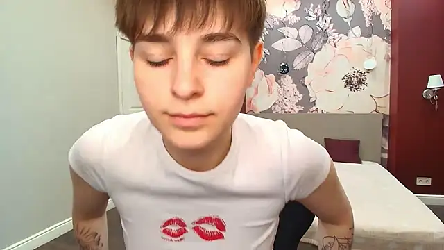 EmiliaYours webcam