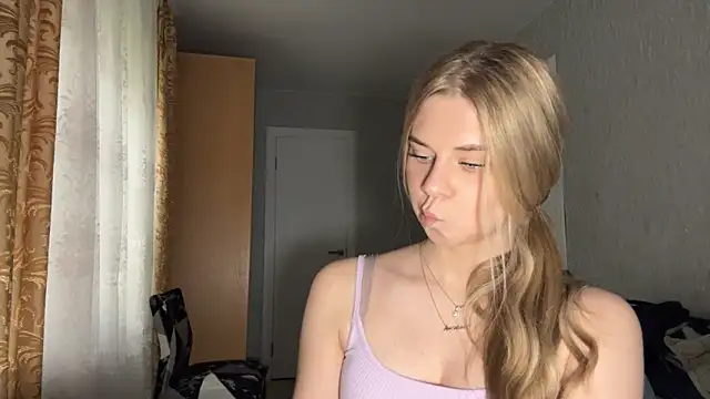 HoneysPiee webcam
