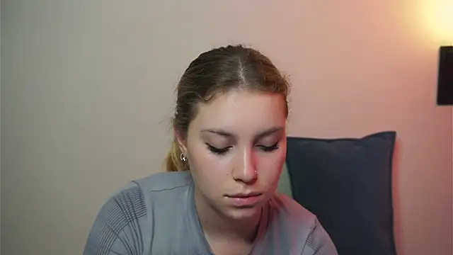 sairallyn (F teen) - Eye contact + kiss