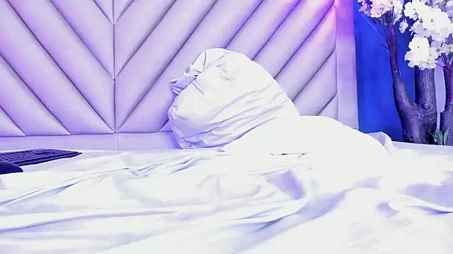 NaomiVelour webcam