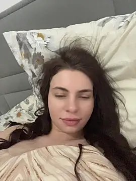 CurlyLara webcam