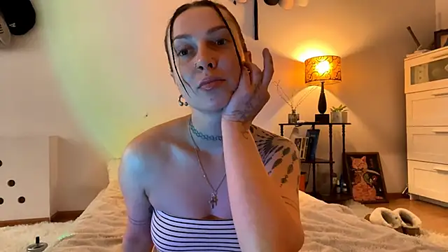EvelynCharm_ webcam