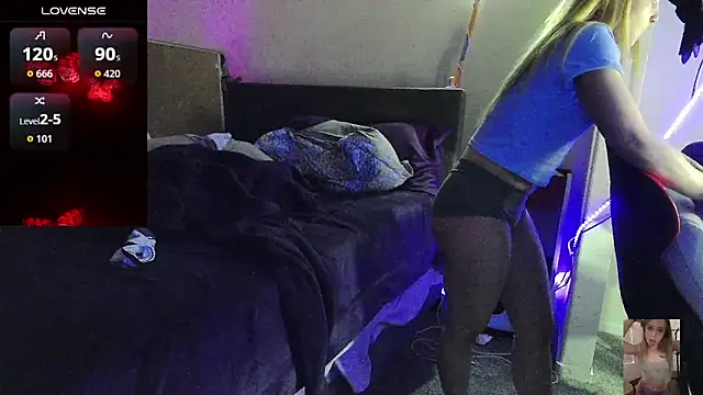 Blondiewithanass webcam