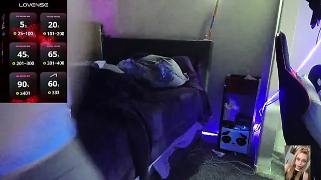 Blondiewithanass live cam