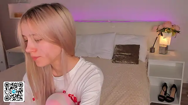 anellyball (F teen) - flash boobs