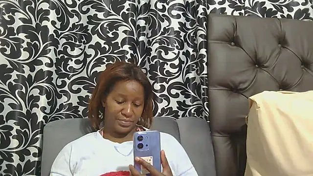 sluttylaura21 webcam