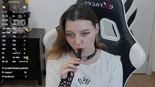 pretty_little_thing webcam