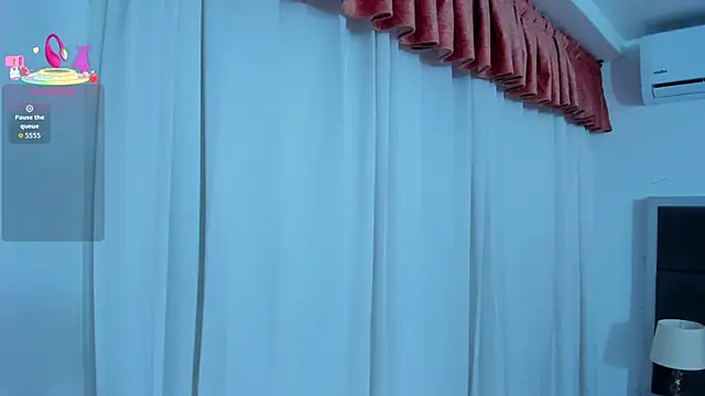 mia_poppy__ webcam