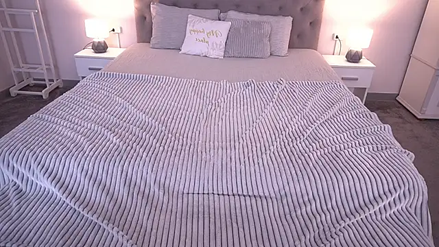 MikaFoxy webcam