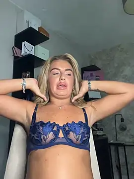 CharlottemilfUKx live sex cam
