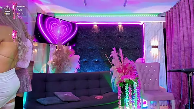Queens_Wonders_Blonders live cam
