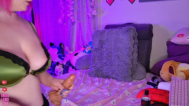 Angel-Lewd-Cake live cam