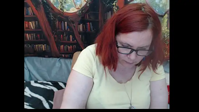 PlayfullMature webcam