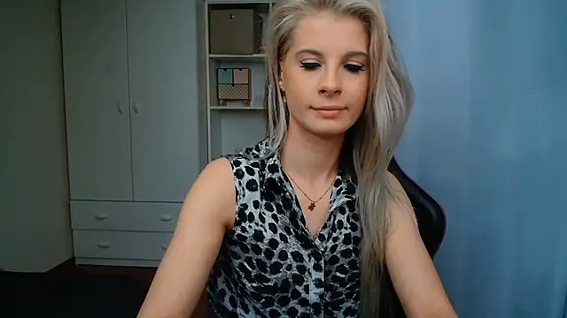 KristineGlow webcam