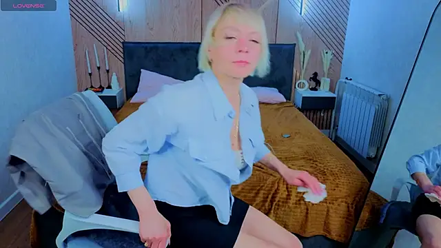 ann_annise (F mature) - Stretching your ass to the camera