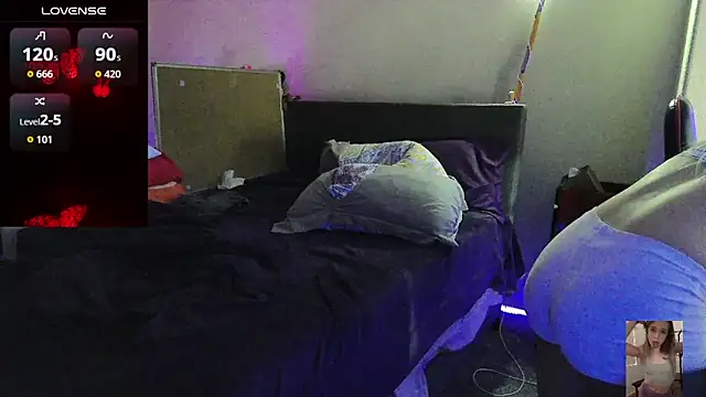 Blondiewithanass live cam