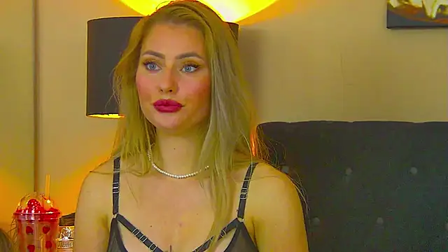 MisshaNight webcam