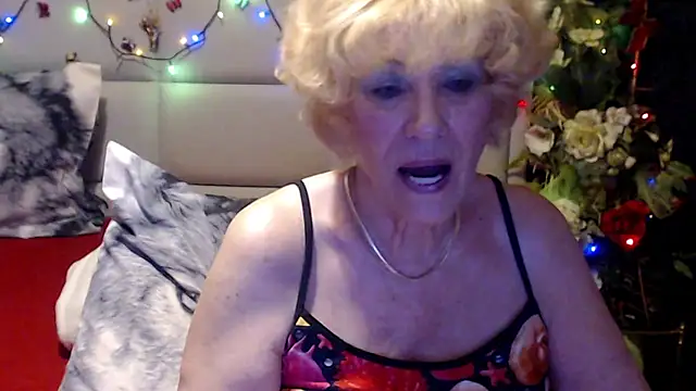 HappyWomanOn webcam